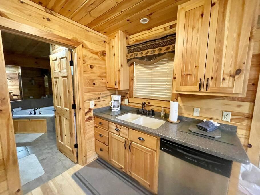 2 Bed Cabin Hot Tub Close To Helen #16 外观 照片